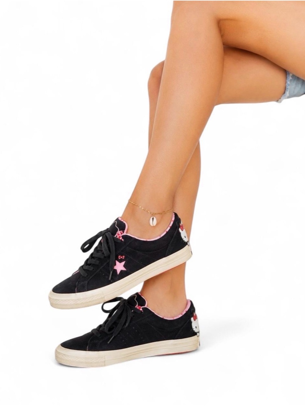 Extremely Unique Converse x Hello Kitty One Star Sneakers – Women’s 7
